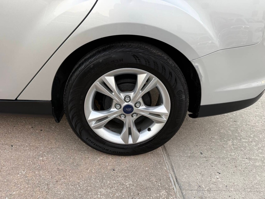 Ford Focus Sedan Vehicle Full-screen Gallery Image 35