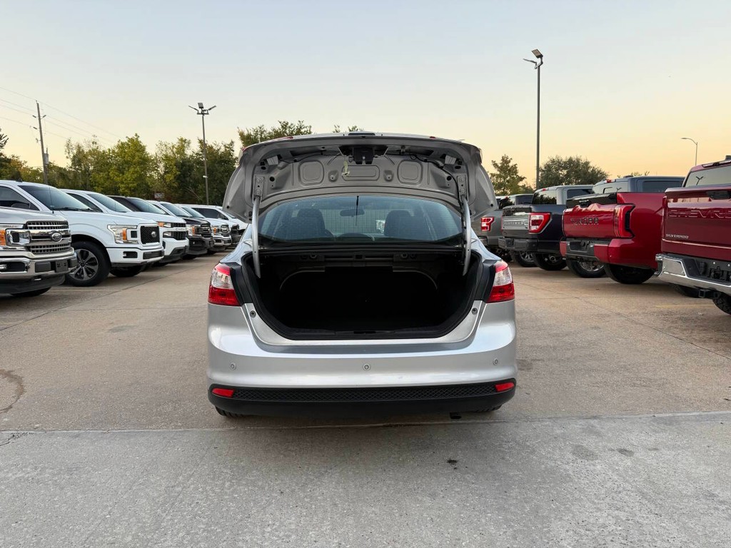 Ford Focus Sedan Vehicle Full-screen Gallery Image 37