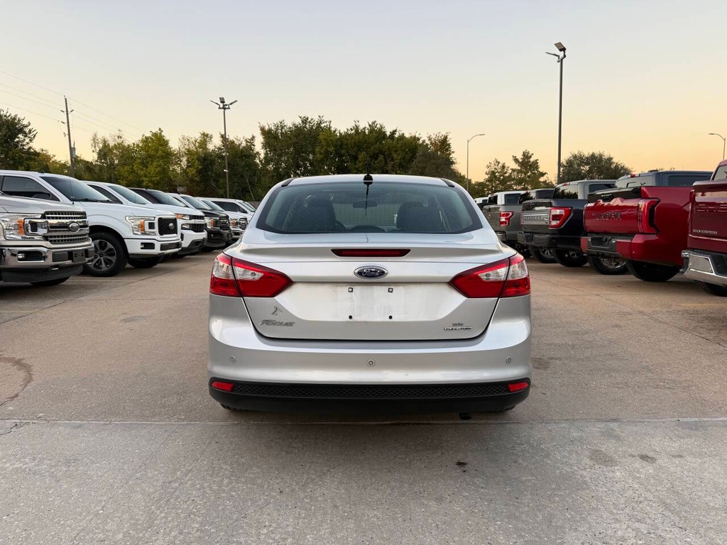 Ford Focus Sedan Vehicle Full-screen Gallery Image 38