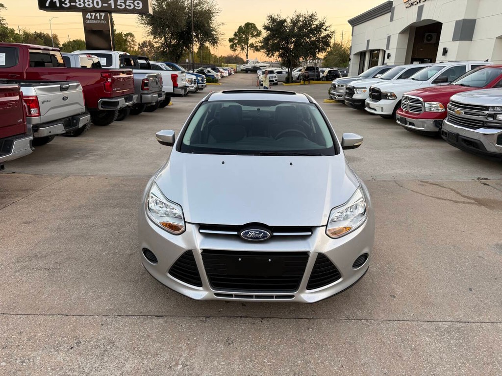 Ford Focus Sedan Vehicle Full-screen Gallery Image 39