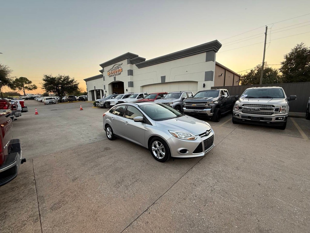 Ford Focus Sedan Vehicle Full-screen Gallery Image 43