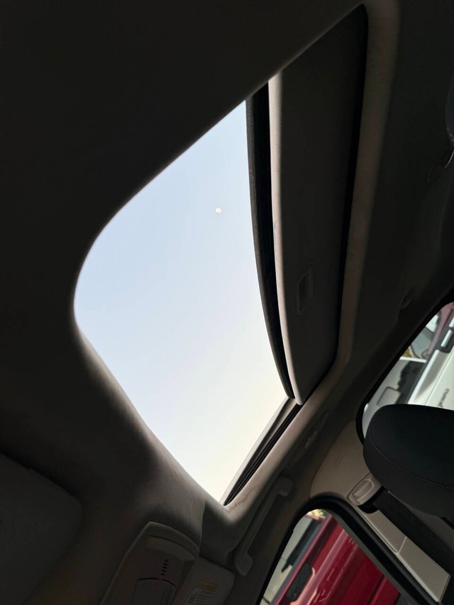 Ford Focus Sedan Vehicle Full-screen Gallery Image 32