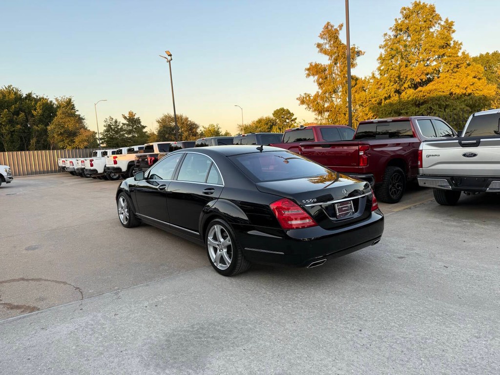 Mercedes-Benz S-Class Vehicle Full-screen Gallery Image 03