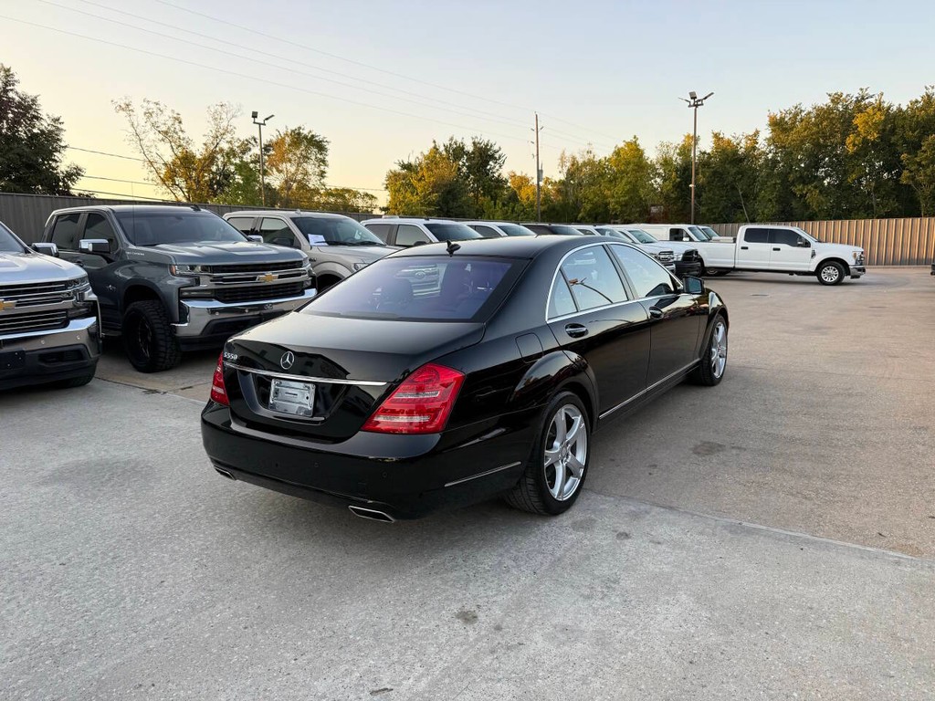 Mercedes-Benz S-Class Vehicle Full-screen Gallery Image 05