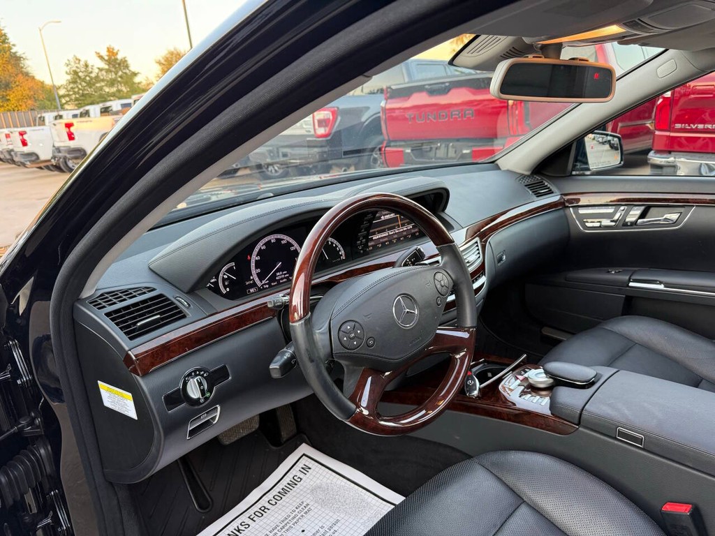 Mercedes-Benz S-Class Vehicle Full-screen Gallery Image 06