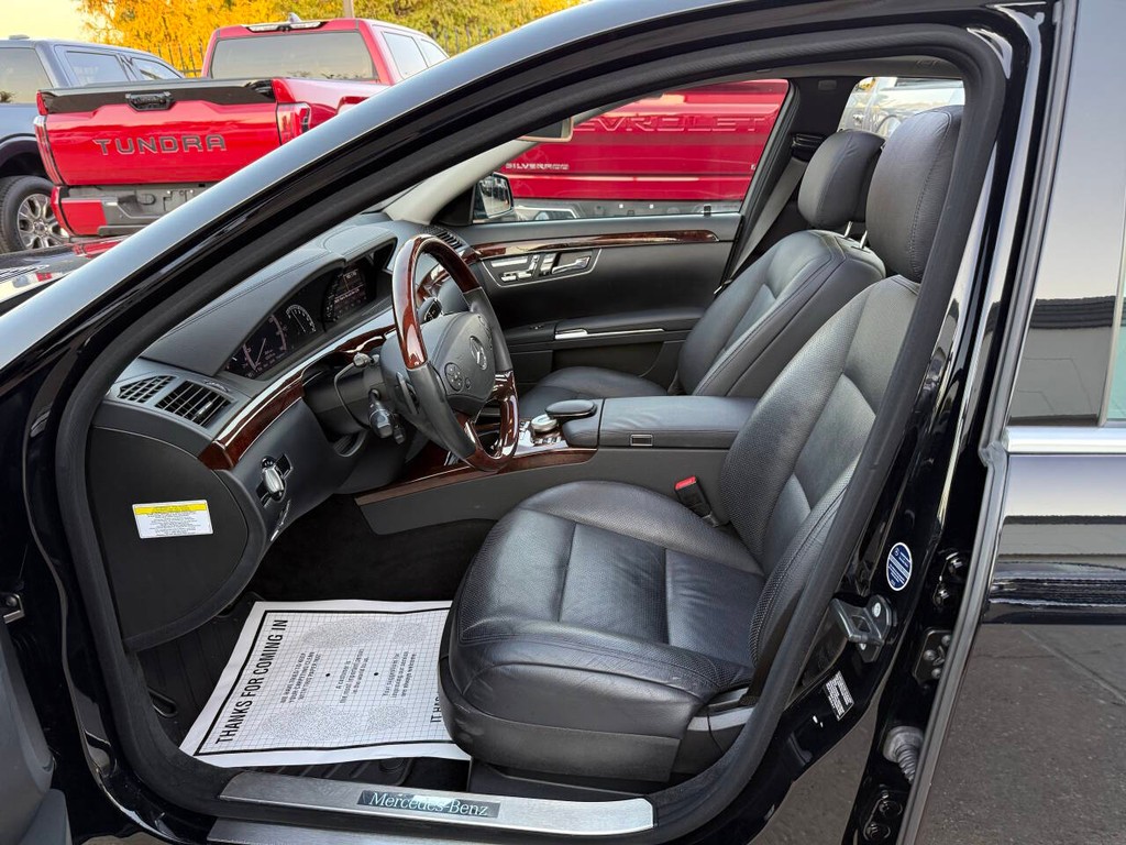 Mercedes-Benz S-Class Vehicle Full-screen Gallery Image 07