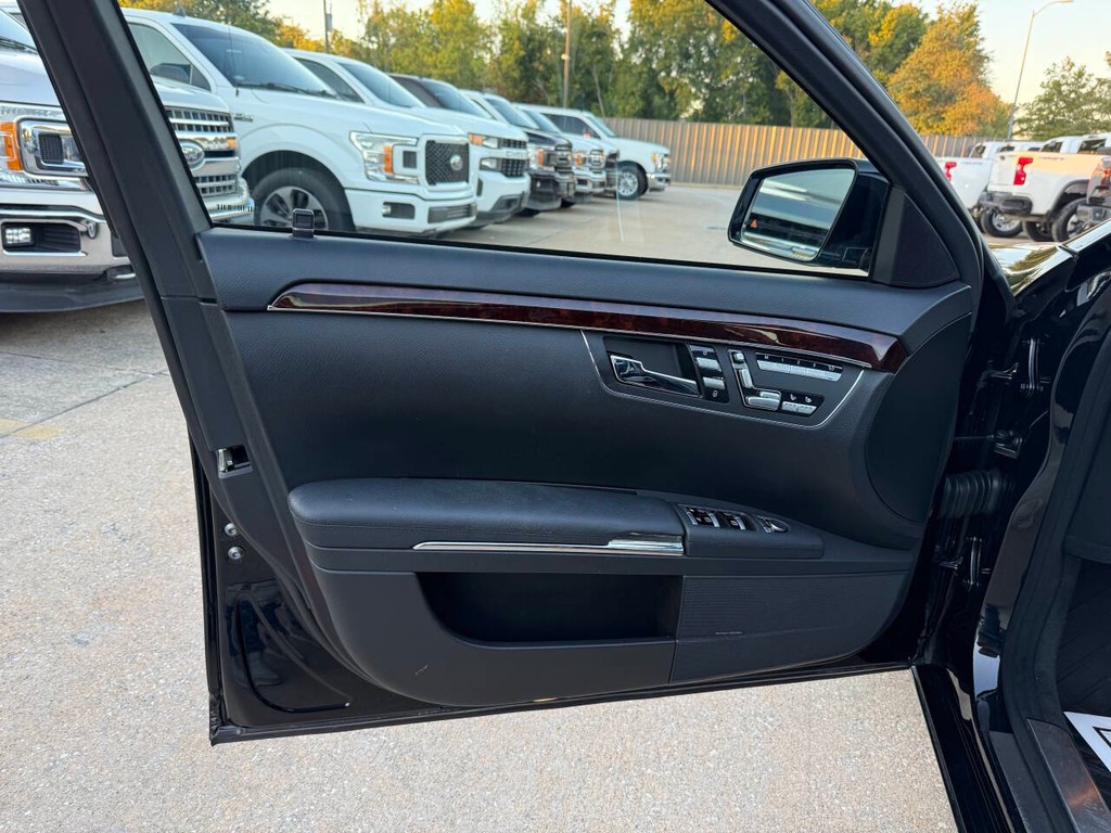 Mercedes-Benz S-Class Vehicle Full-screen Gallery Image 08