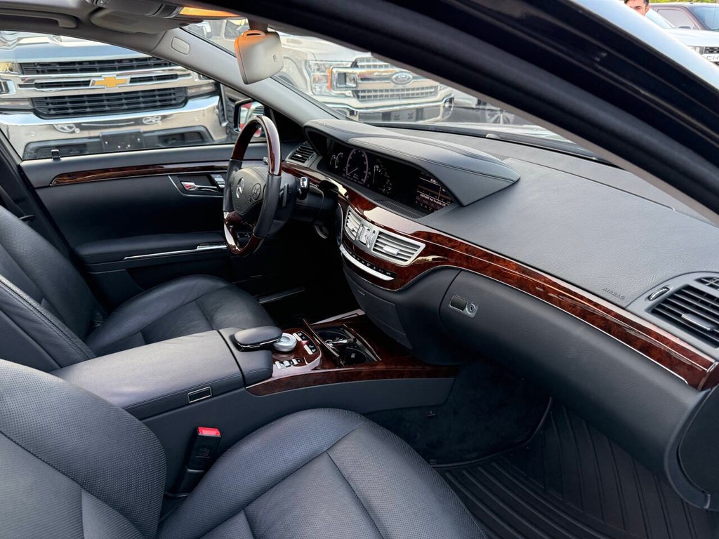 Mercedes-Benz S-Class Vehicle Full-screen Gallery Image 09