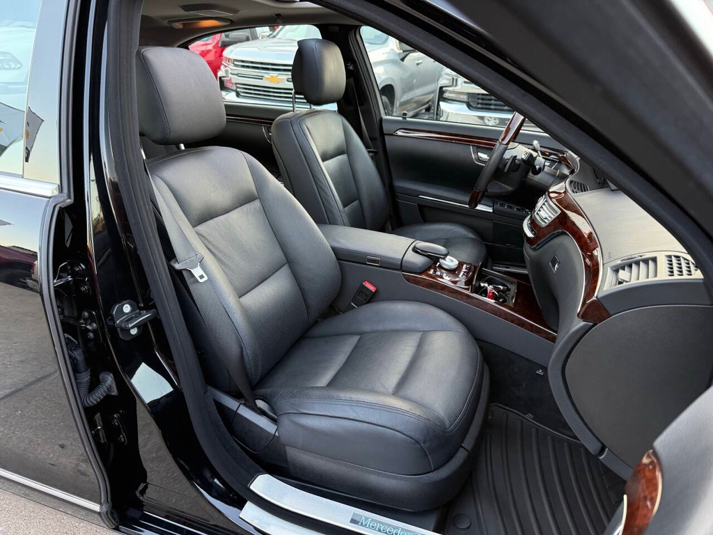 Mercedes-Benz S-Class Vehicle Full-screen Gallery Image 10