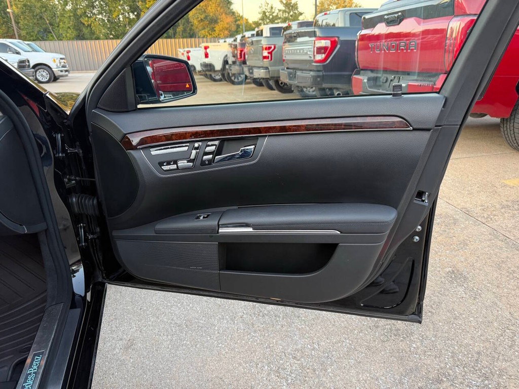 Mercedes-Benz S-Class Vehicle Full-screen Gallery Image 11