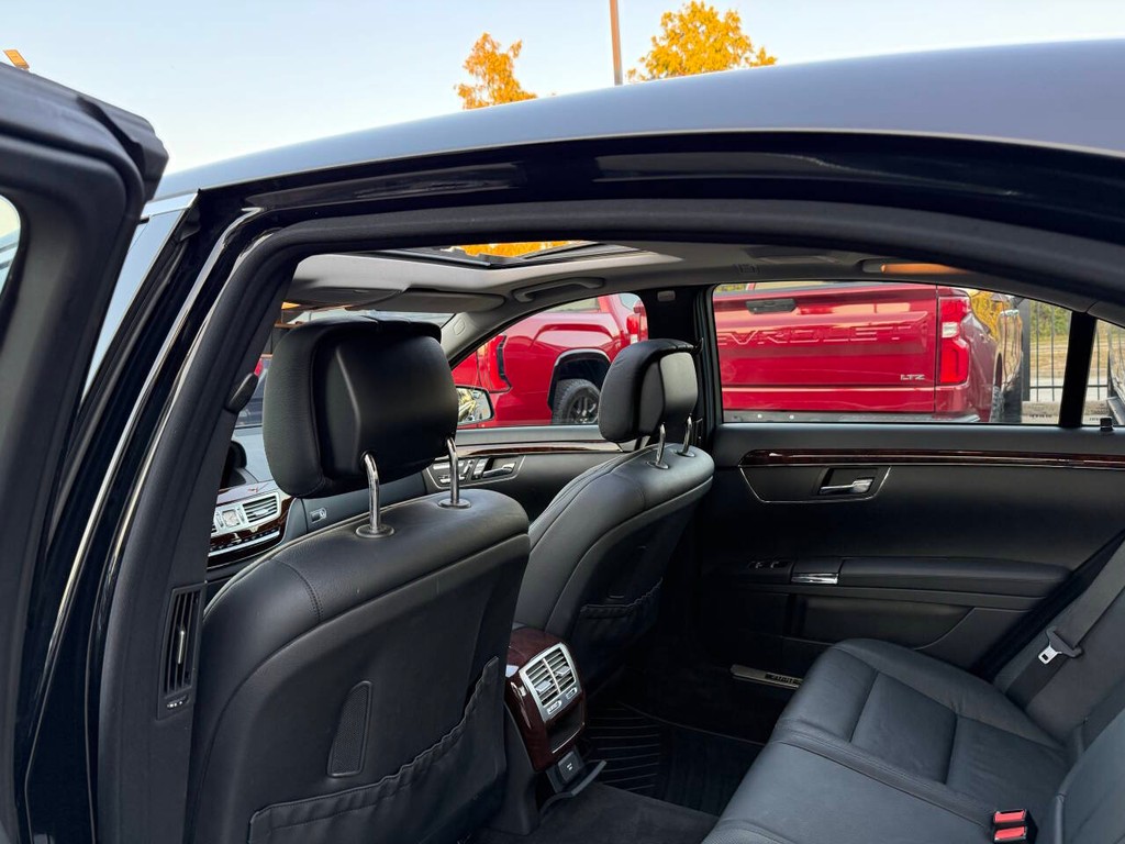 Mercedes-Benz S-Class Vehicle Full-screen Gallery Image 12