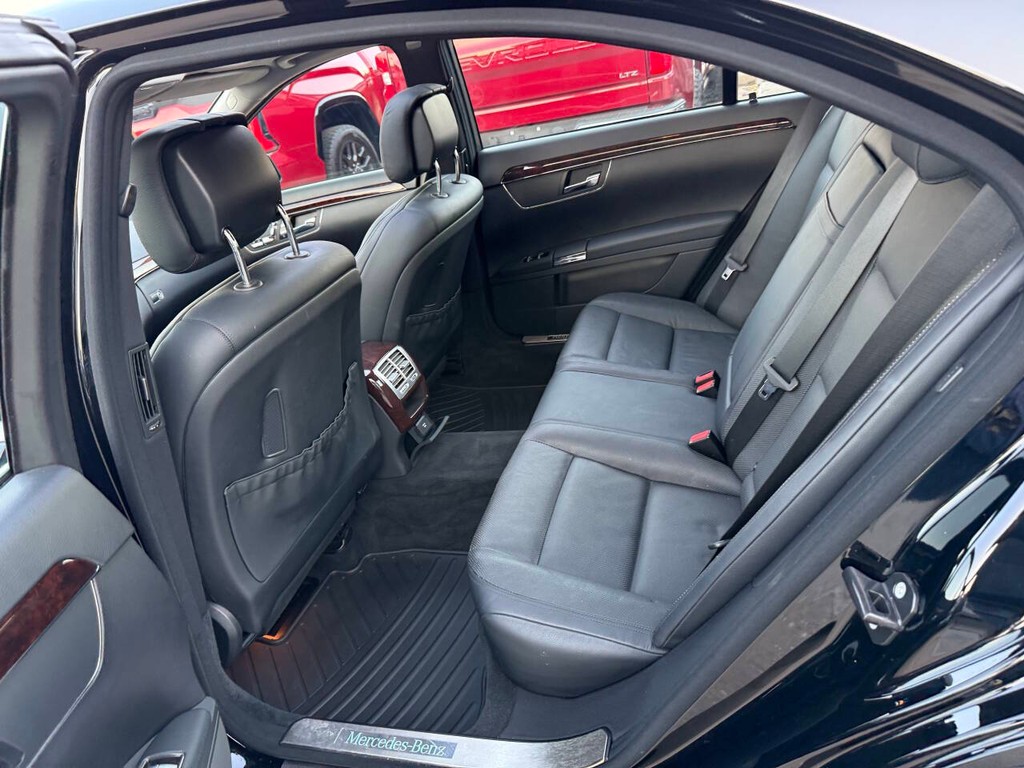 Mercedes-Benz S-Class Vehicle Full-screen Gallery Image 13