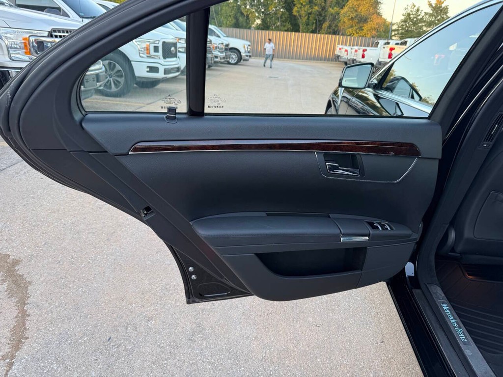 Mercedes-Benz S-Class Vehicle Full-screen Gallery Image 14