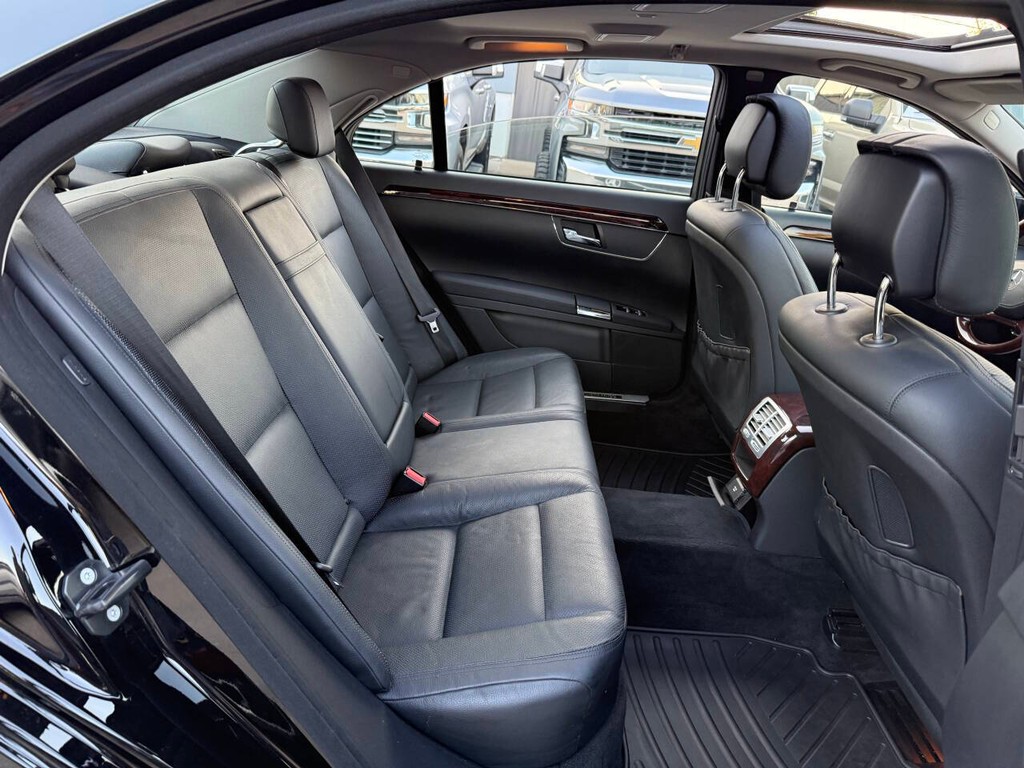 Mercedes-Benz S-Class Vehicle Full-screen Gallery Image 15