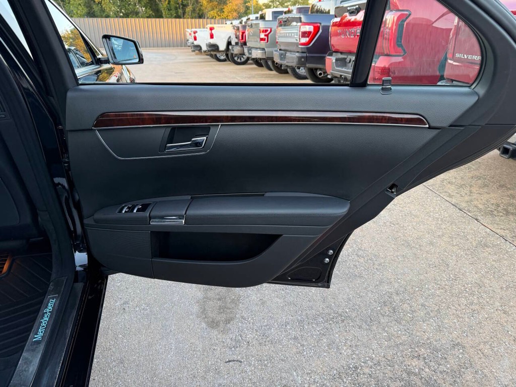 Mercedes-Benz S-Class Vehicle Full-screen Gallery Image 16