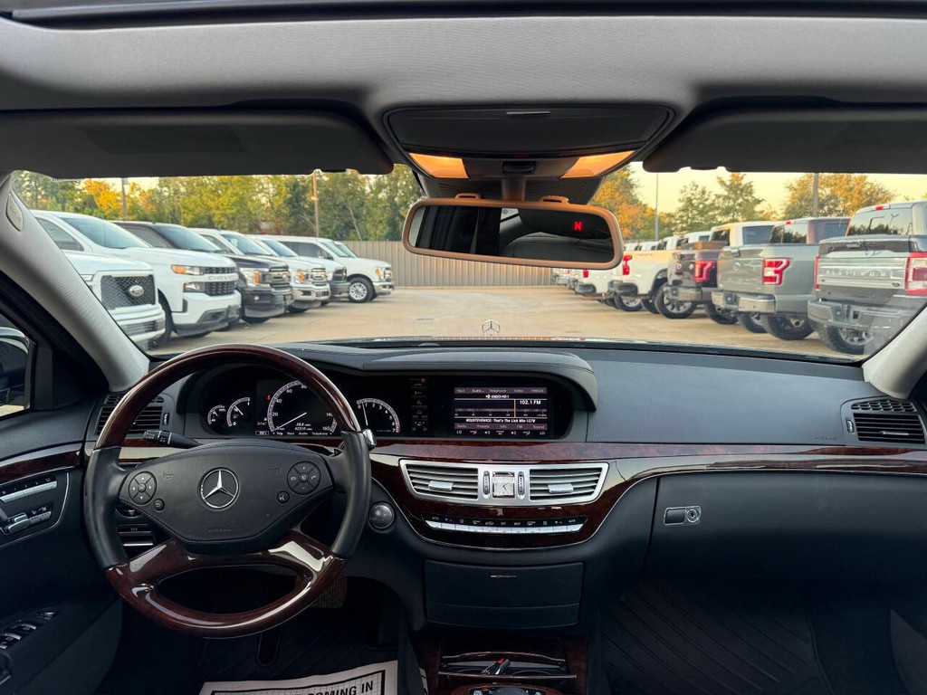 Mercedes-Benz S-Class Vehicle Full-screen Gallery Image 17