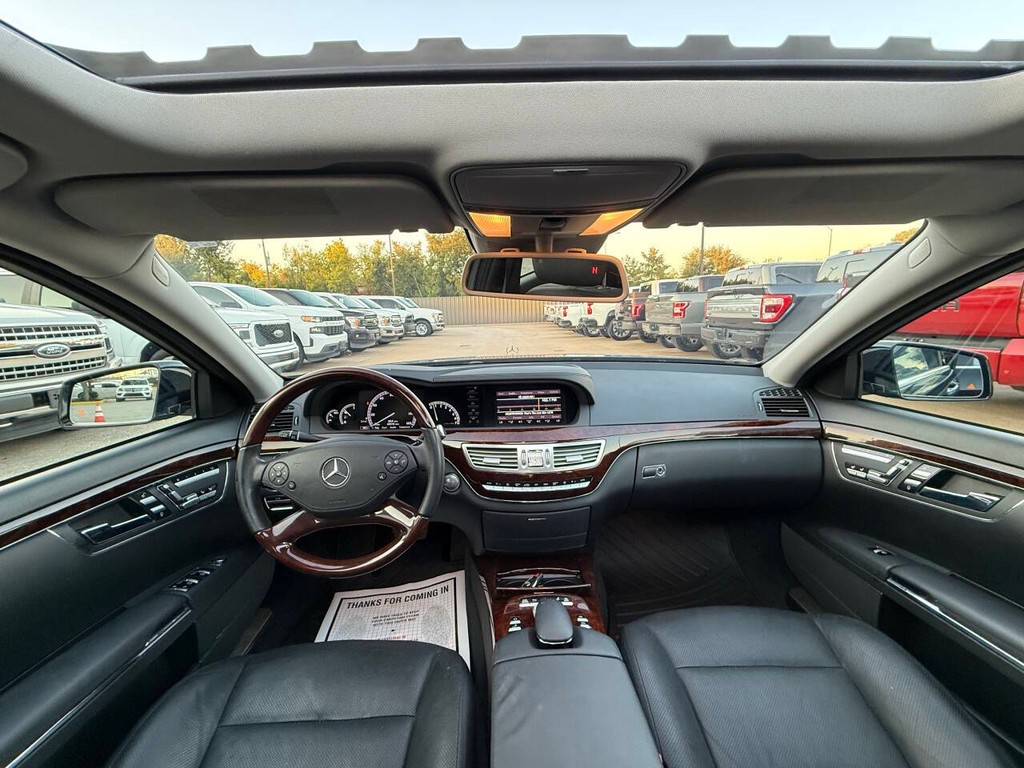 Mercedes-Benz S-Class Vehicle Full-screen Gallery Image 18