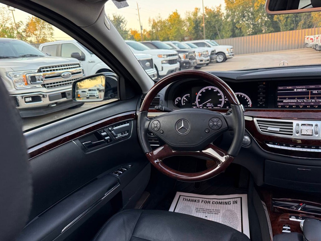 Mercedes-Benz S-Class Vehicle Full-screen Gallery Image 19
