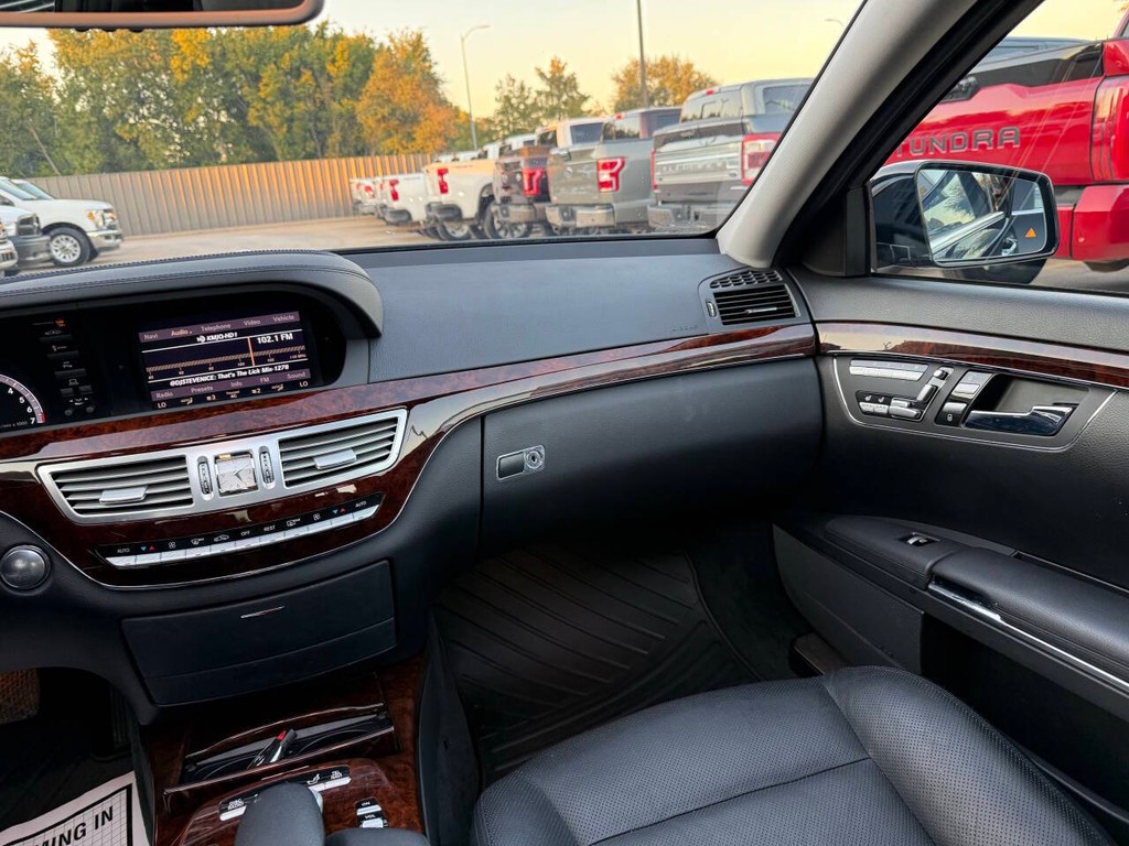 Mercedes-Benz S-Class Vehicle Full-screen Gallery Image 20