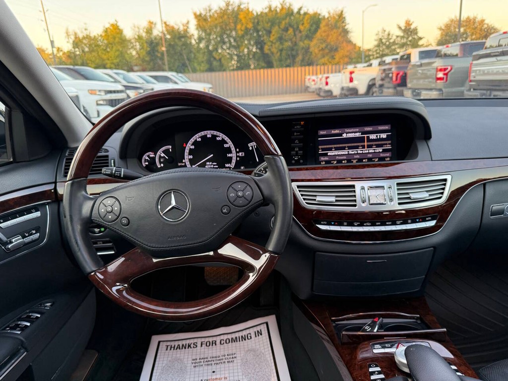 Mercedes-Benz S-Class Vehicle Full-screen Gallery Image 21