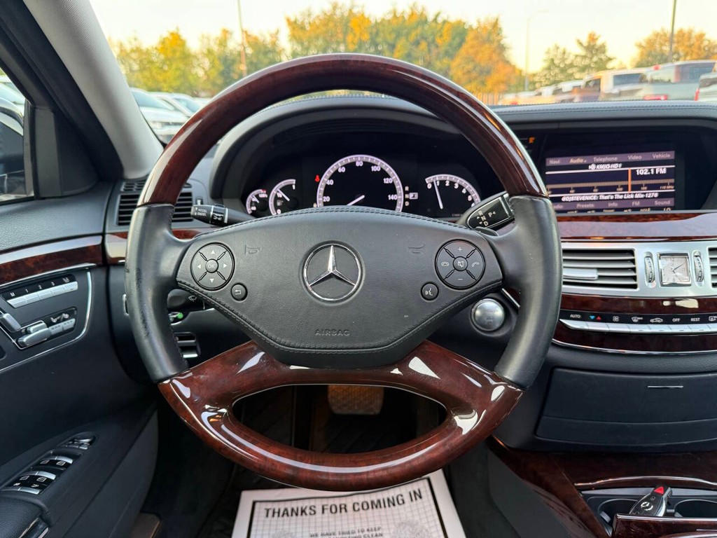 Mercedes-Benz S-Class Vehicle Full-screen Gallery Image 22
