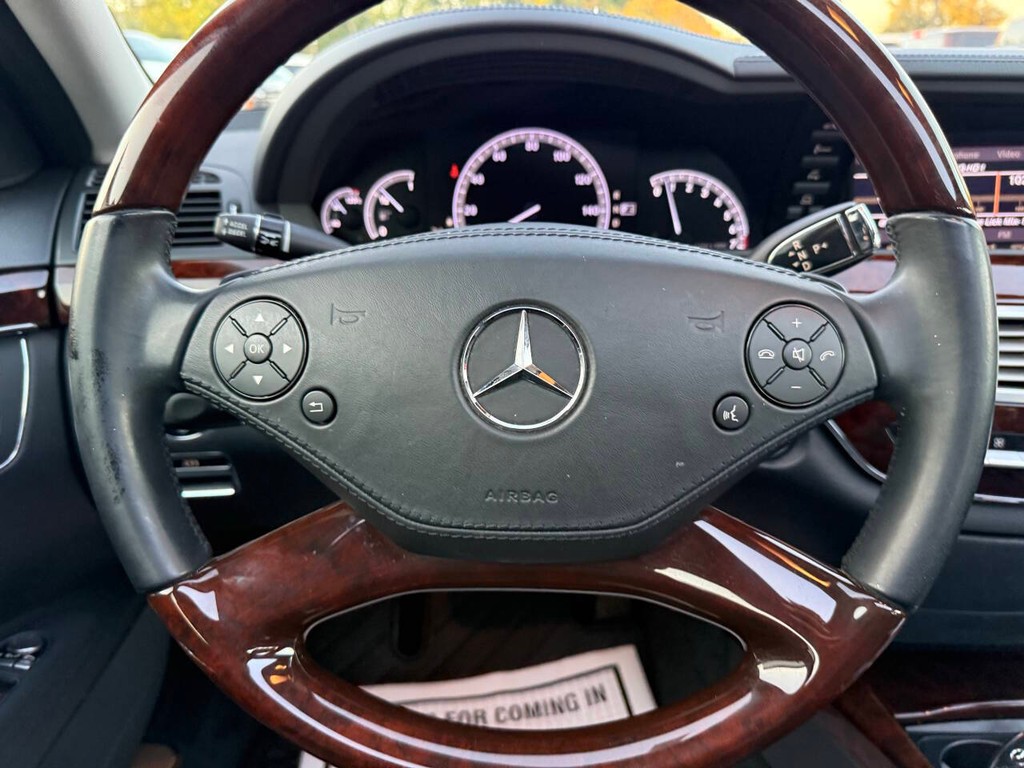 Mercedes-Benz S-Class Vehicle Full-screen Gallery Image 23