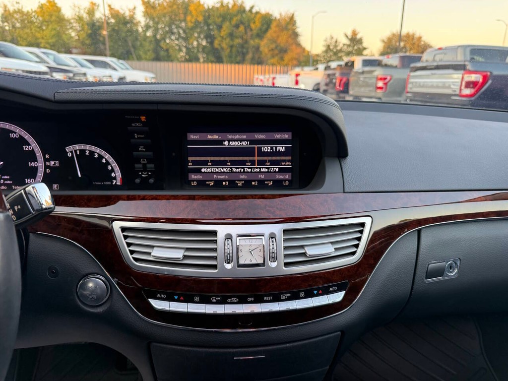 Mercedes-Benz S-Class Vehicle Full-screen Gallery Image 24