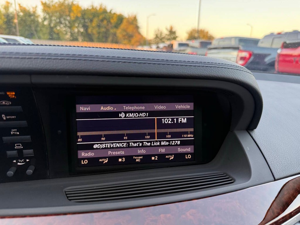 Mercedes-Benz S-Class Vehicle Full-screen Gallery Image 25