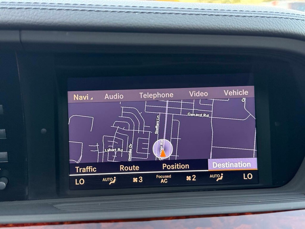 Mercedes-Benz S-Class Vehicle Full-screen Gallery Image 26