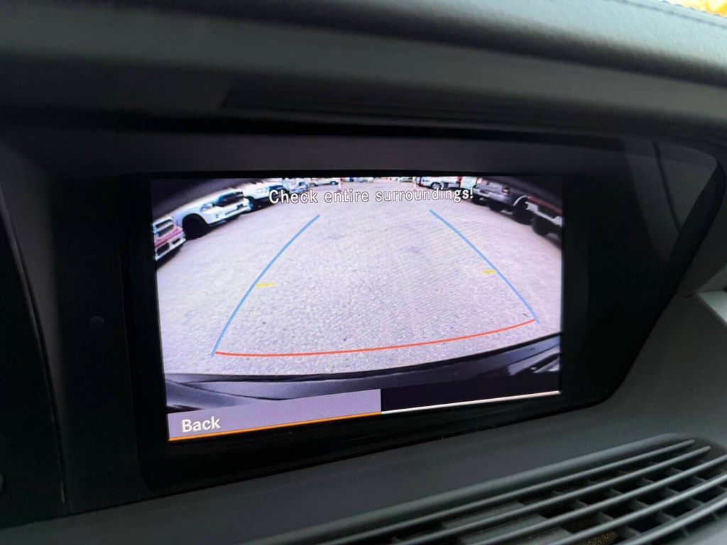 Mercedes-Benz S-Class Vehicle Full-screen Gallery Image 27