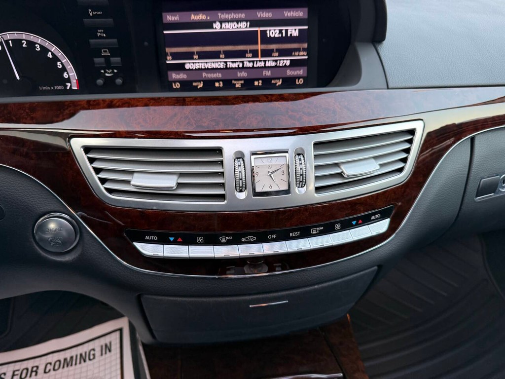 Mercedes-Benz S-Class Vehicle Full-screen Gallery Image 28