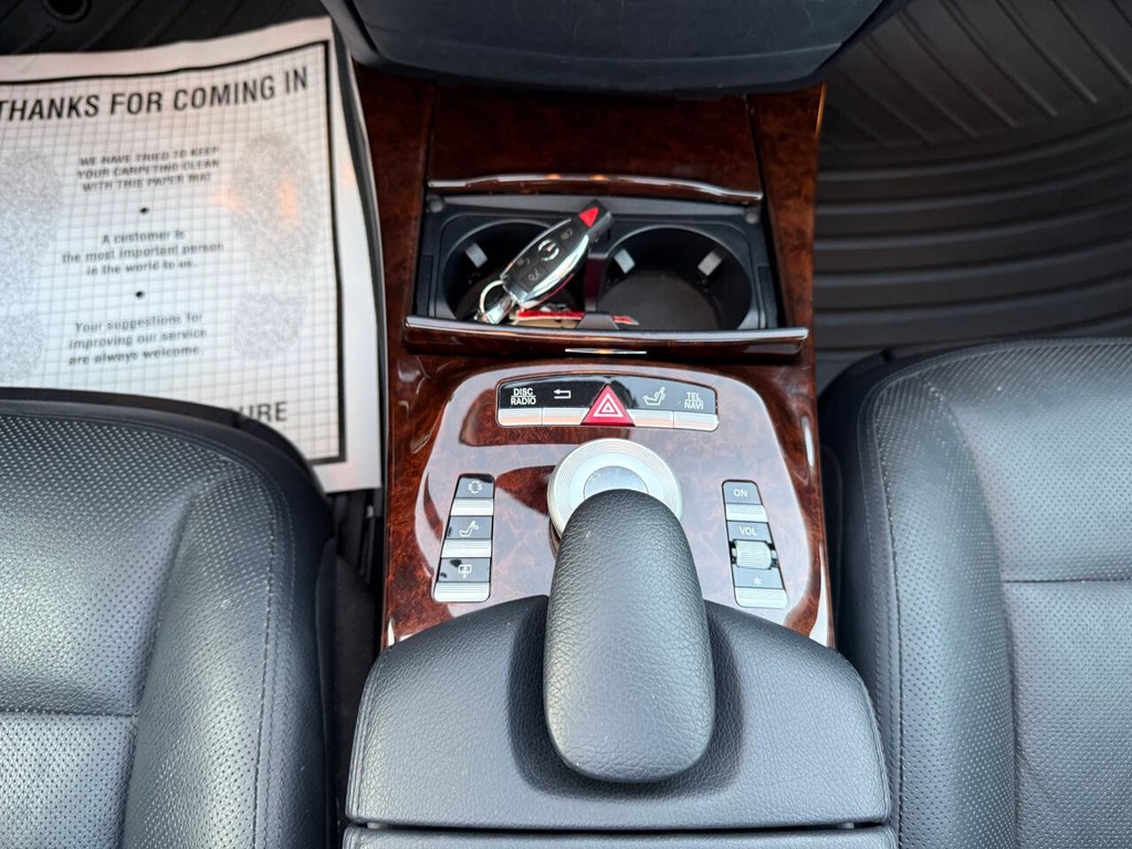 Mercedes-Benz S-Class Vehicle Full-screen Gallery Image 29