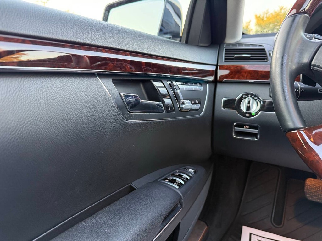 Mercedes-Benz S-Class Vehicle Full-screen Gallery Image 30