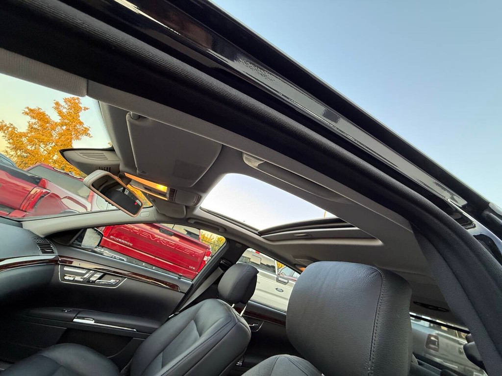 Mercedes-Benz S-Class Vehicle Full-screen Gallery Image 31