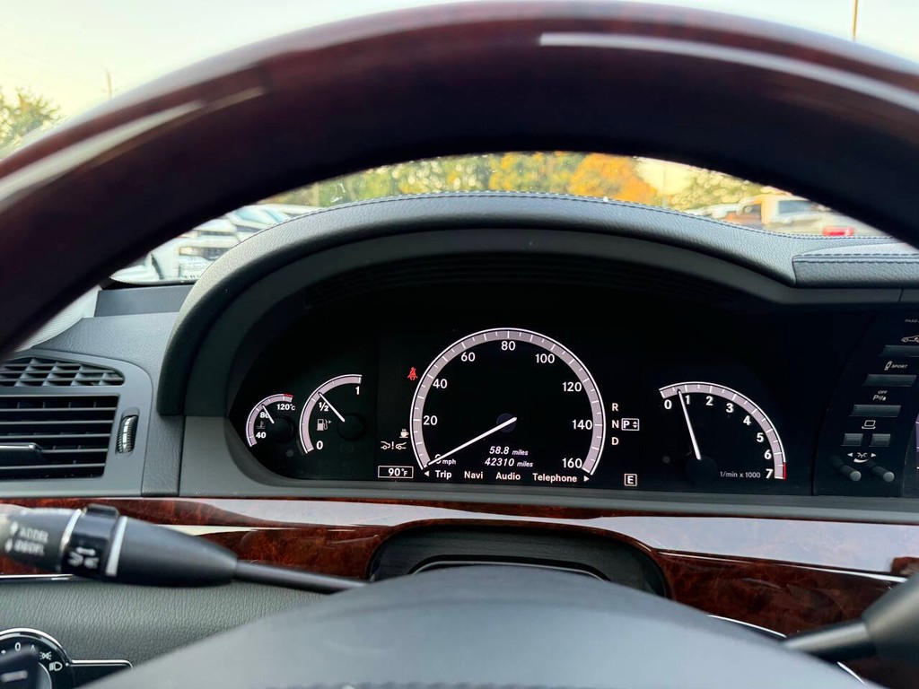 Mercedes-Benz S-Class Vehicle Full-screen Gallery Image 32