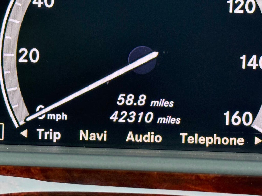 Mercedes-Benz S-Class Vehicle Full-screen Gallery Image 33