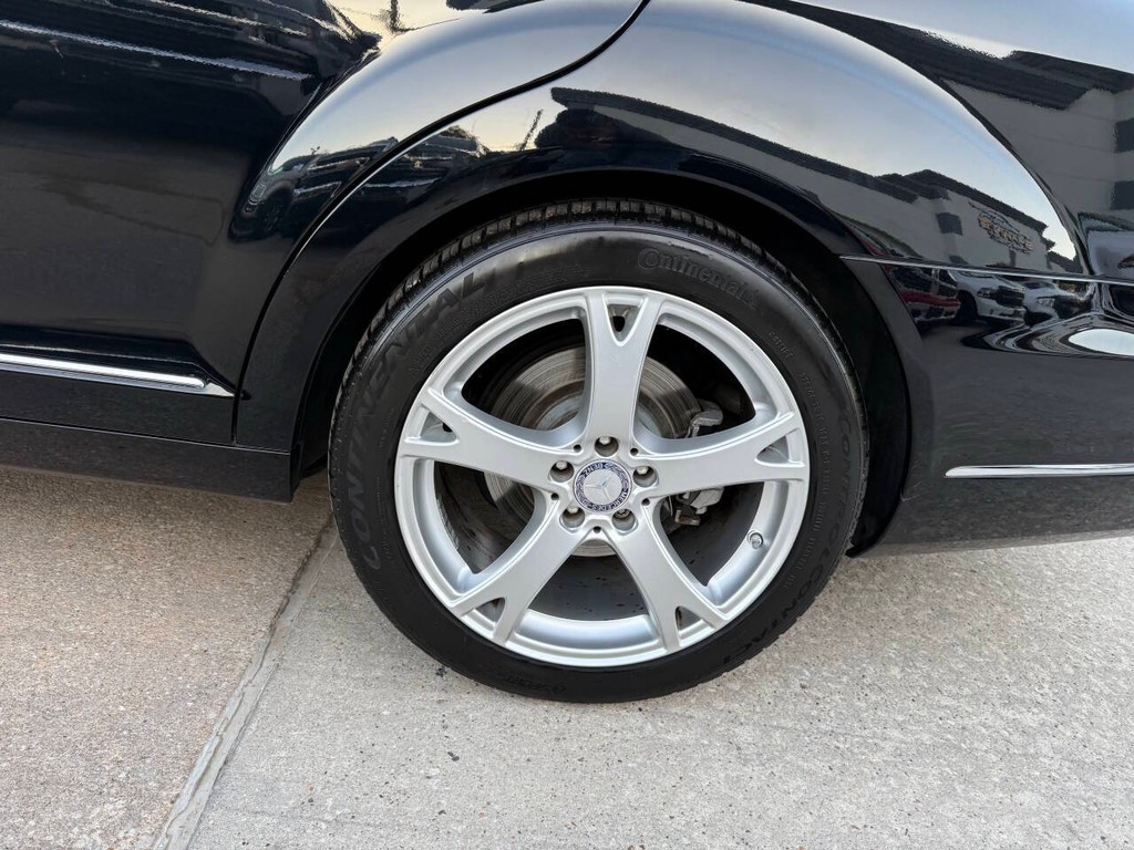 Mercedes-Benz S-Class Vehicle Full-screen Gallery Image 36