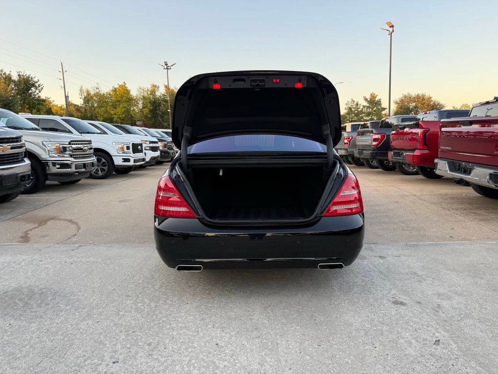 Mercedes-Benz S-Class Vehicle Full-screen Gallery Image 37