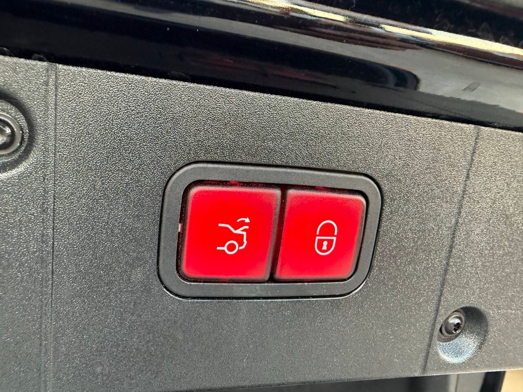 Mercedes-Benz S-Class Vehicle Full-screen Gallery Image 38