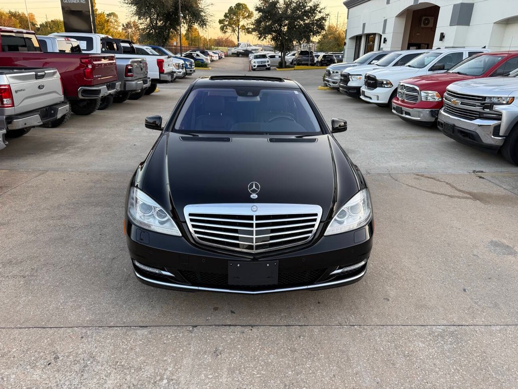 Mercedes-Benz S-Class Vehicle Full-screen Gallery Image 40