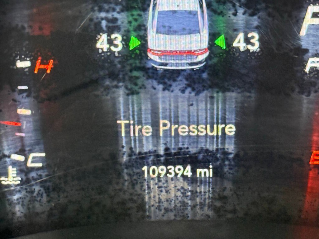 Dodge Charger Vehicle Full-screen Gallery Image 32