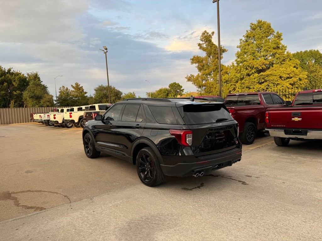 Ford Explorer Vehicle Full-screen Gallery Image 04