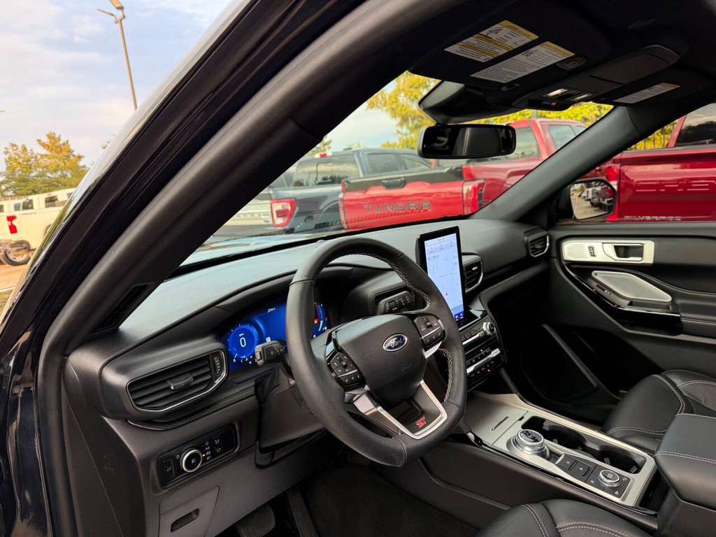 Ford Explorer Vehicle Full-screen Gallery Image 06