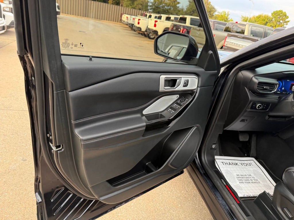 Ford Explorer Vehicle Full-screen Gallery Image 08