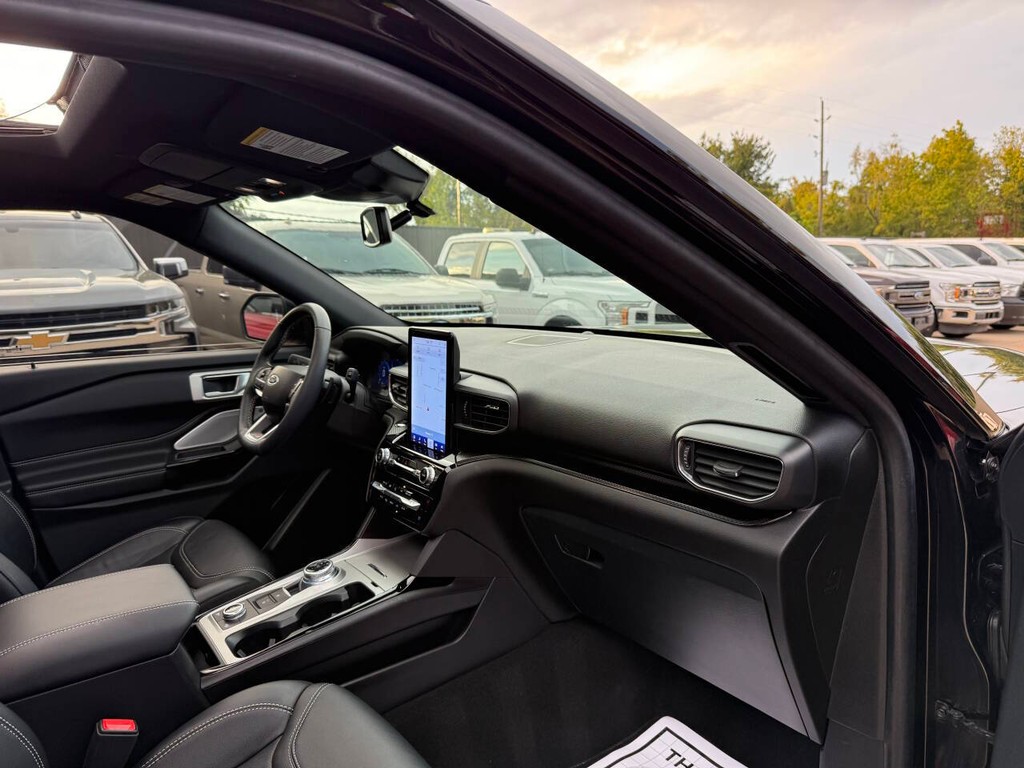 Ford Explorer Vehicle Full-screen Gallery Image 09