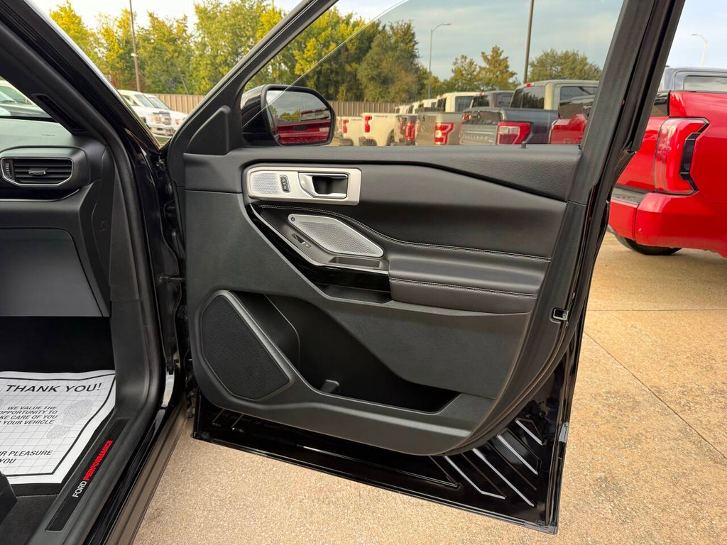 Ford Explorer Vehicle Full-screen Gallery Image 11