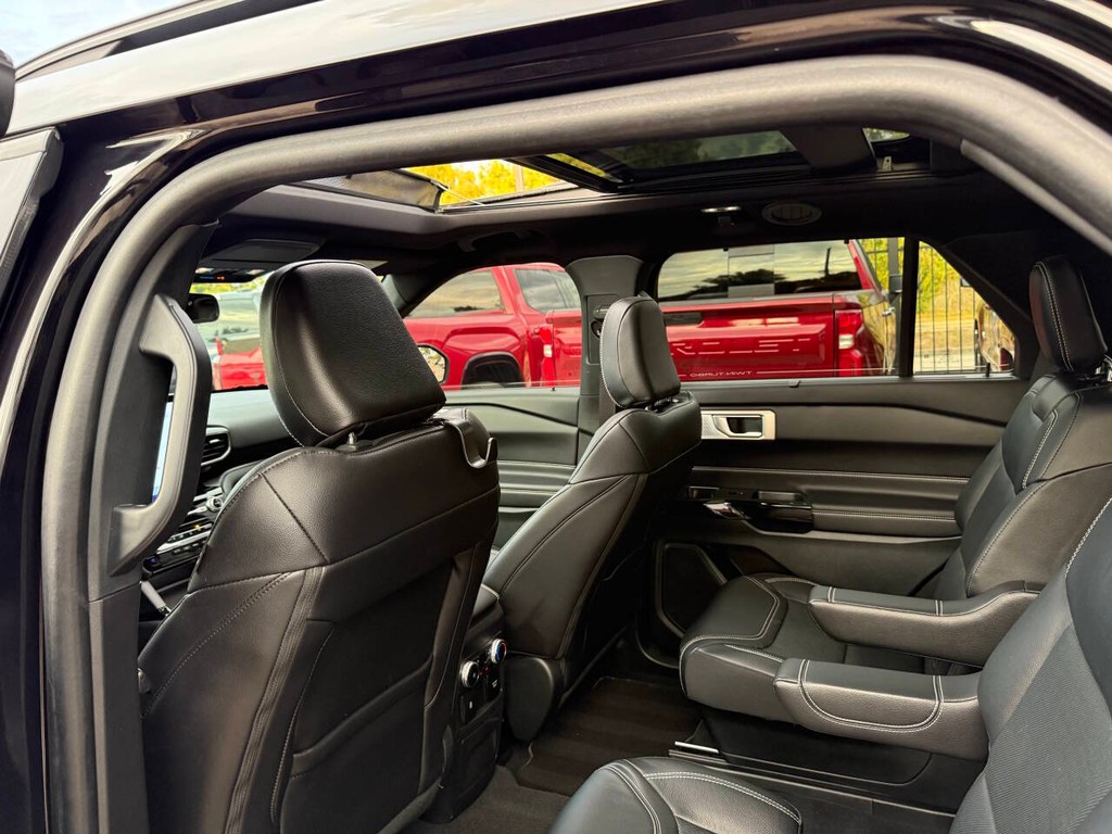 Ford Explorer Vehicle Full-screen Gallery Image 12