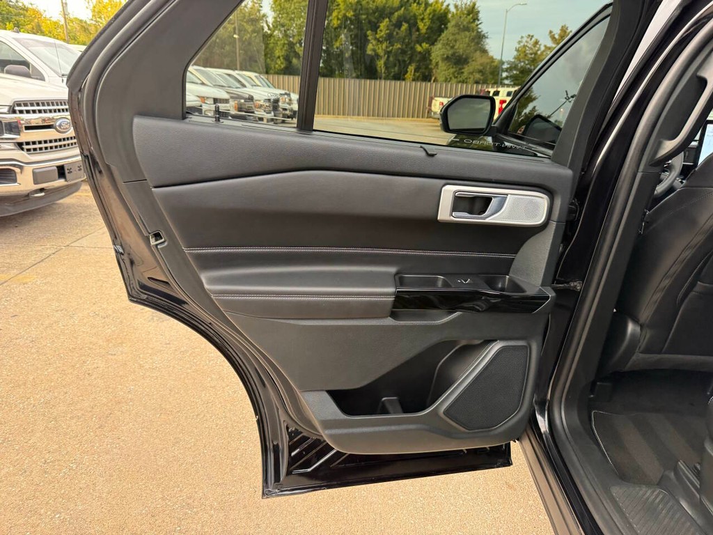 Ford Explorer Vehicle Full-screen Gallery Image 15