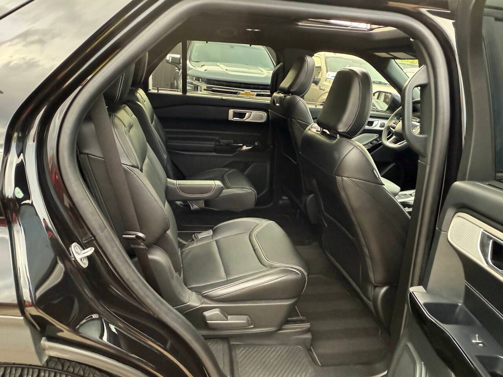 Ford Explorer Vehicle Full-screen Gallery Image 16