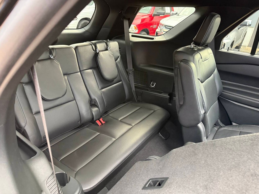 Ford Explorer Vehicle Full-screen Gallery Image 17